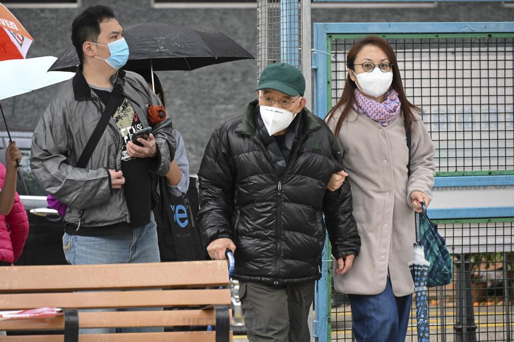 백신 주저하는 홍콩 노인 사실은 가족 판단 영향 크다.JPG