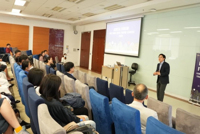 총평을 하고 있는 홍콩대 한국학 폴차 학장.JPG