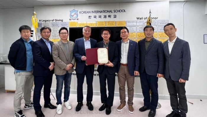 홍콩한국국제학교 신원식 교장에 감사장 전달.jpg