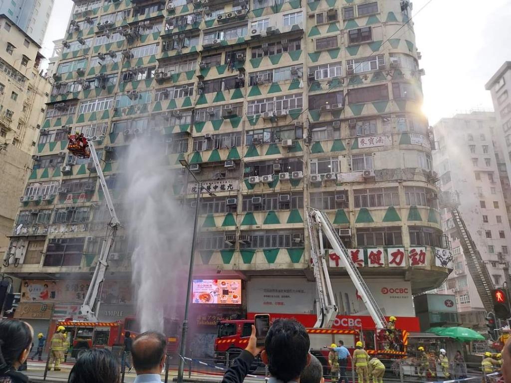 홍콩 16층짜리 주거용 건물서 화재…5명 사망·35명 부상.jpg