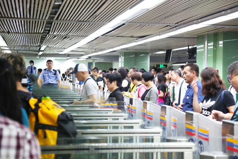 luohu-port-border-crossing-line-300.jpg