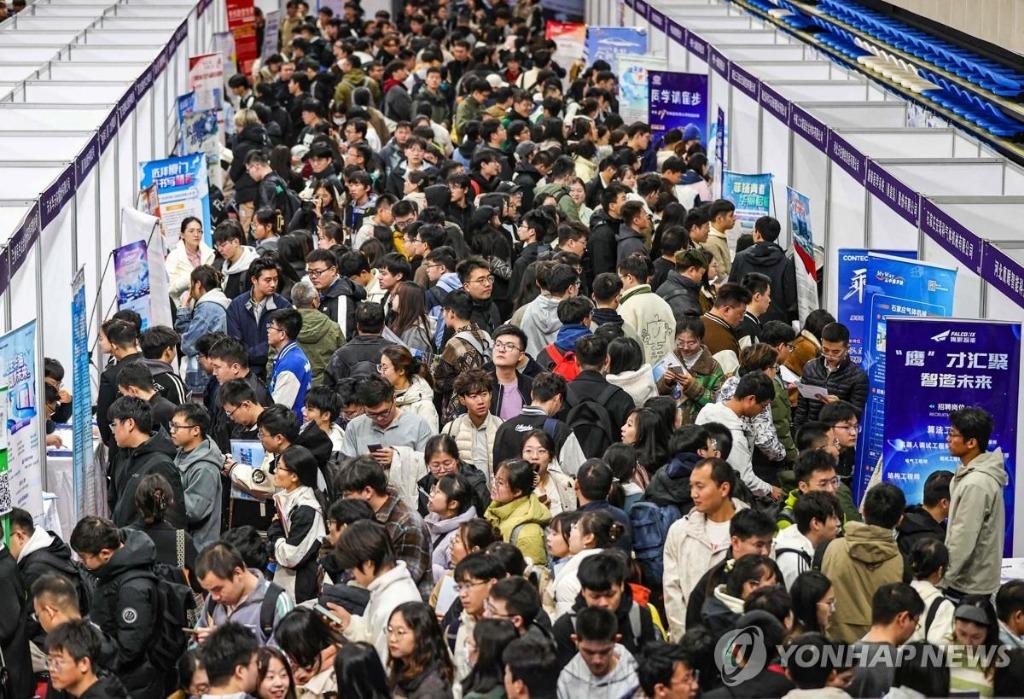 극심한 취업난에 흔한 '오버 스펙'…中선 고교 잡부도 석사 출신.jpg