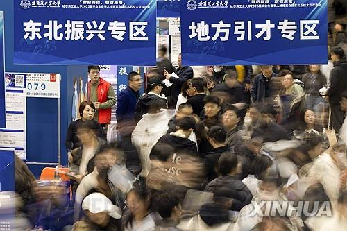 中 취업시장 먹구름…무역전쟁 악재에 대졸자 1천200만명 쏟아져.jpg