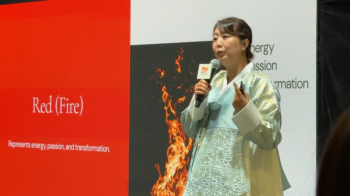 강연을 진행하는 홍신애 셰프.png