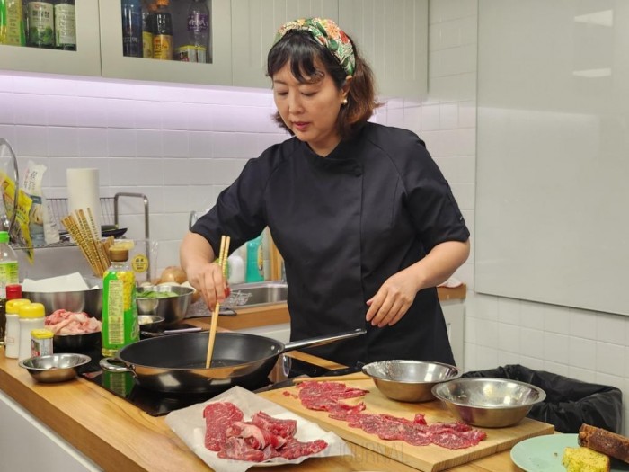 요리 시연을 선보이는 홍신애 셰프.jpg