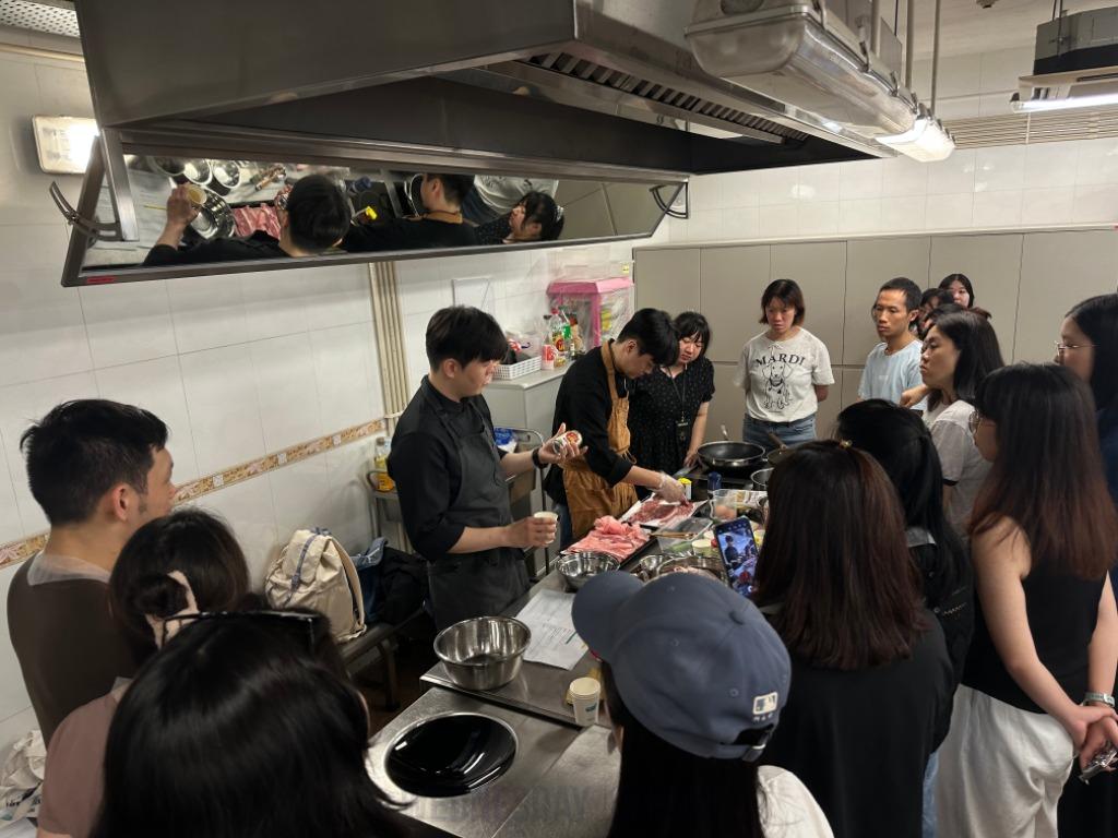 13. 한식 워크숍 강사 요리 시연 중.jpg