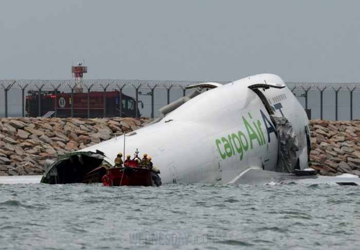 홍콩공항서 화물기, 활주로 이탈…차 들이받아 탑승자 2명 사망.jpg