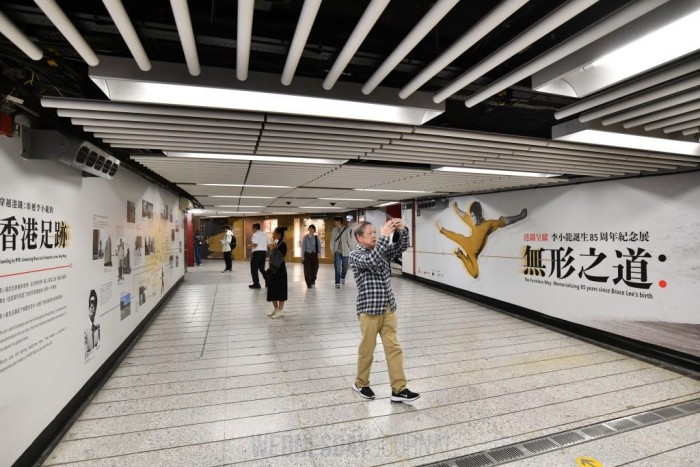 MTR, 브루스 리 85주년 기념 전시회 개최...센트럴•홍콩역2.jpg