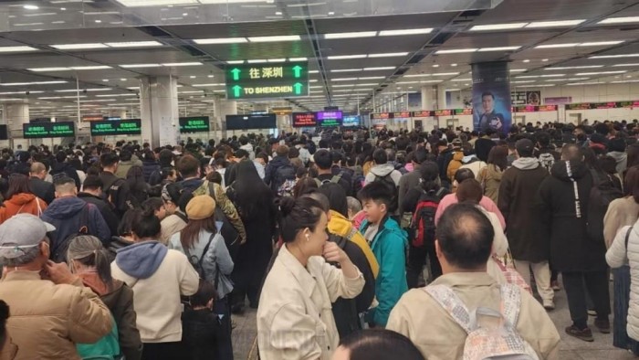 국경 관광객.jpeg