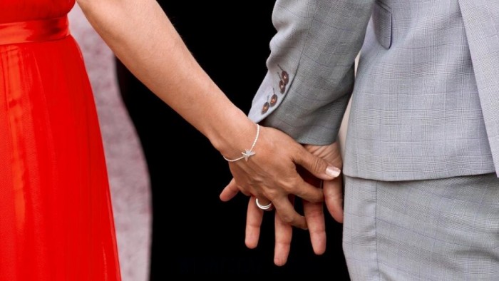 홍콩 거주권 미끼로 