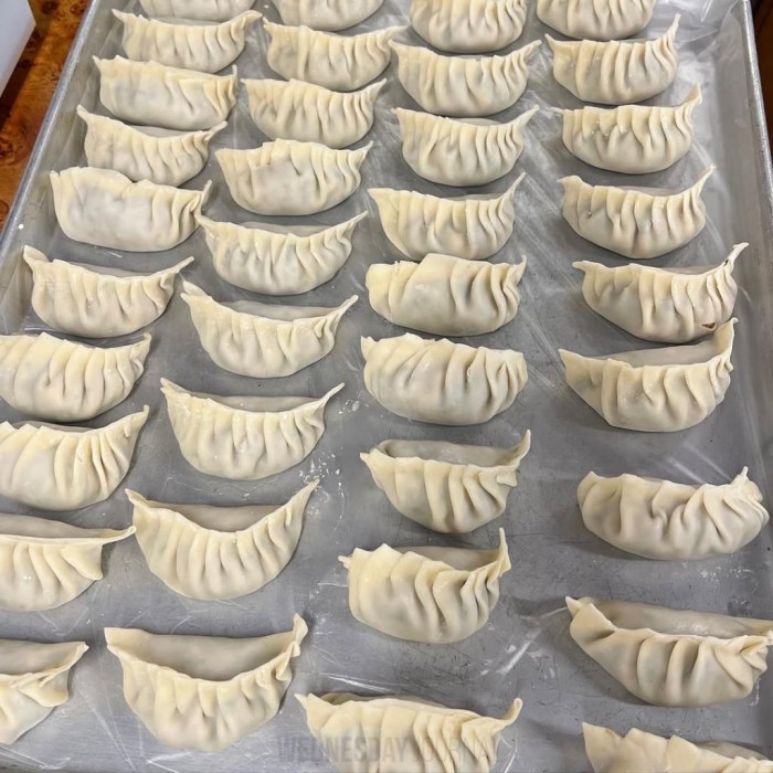 만두 별거없어요.맛있는 재료많이넣고 하나씩 빚어내는것.jpg