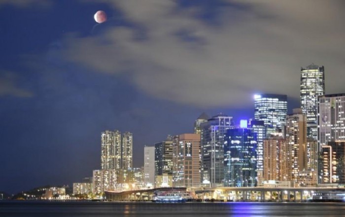 홍콩, 3월 3일 정월대보름에 개기월식 