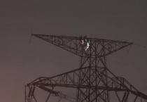 70m 송전탑 올라간 남성 극적 구조.jpg
