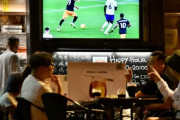 월드컵 대박 노리는 바(Bar) vs 중계료 너무 비싸 포기한 식당… 극과 극 홍콩 밤거리.jpg