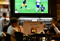 월드컵 대박 노리는 바(Bar) vs 중계료 너무 비싸 포기한 식당… 극과 극 홍콩 밤거리.jpg
