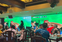 맥주 대신 딤섬 아침 월드컵에 홍콩 축구팬들 식당서 환호성.jpeg