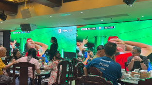 맥주 대신 딤섬 아침 월드컵에 홍콩 축구팬들 식당서 환호성.jpeg