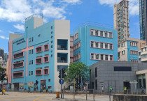 초등학교서 교사 4명 폭행한 10세 아들과 발길질한 엄마 동반 체포.jpg