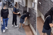 젓가락으로 우편물 쏙 기상천외한 