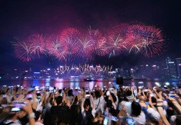 [홍콩뉴스] 국경절 맞아 3만 발 폭죽으로 불꽃쇼 장관이뤄