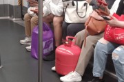 [홍콩뉴스] 가스통 들고 MTR 탄 승객, 태연한 주변 모습에 홍콩 '충격'