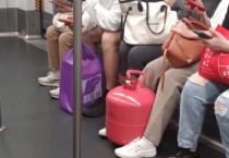 [홍콩뉴스] 가스통 들고 MTR 탄 승객, 태연한 주변 모습에 홍콩 '충격'