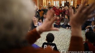 中 작년 출생아 건국이후 최소…인구 14억489만명 4년 연속 감소