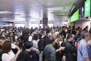 [홍콩뉴스] 연휴 이틀 만에 126만 명 해외로… 공항·접경지역 인산인해
