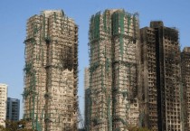 홍콩 정부, "왕푹코트 재개발 어렵다"...화재 피해 주민들 반발