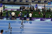 사람처럼 달리고 때리고 일한다…관객 환호 속 中서 로봇운동회
