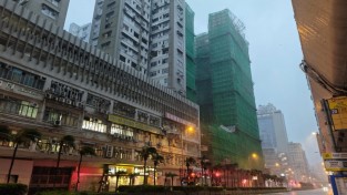 몽콕서 강풍으로 비계가 기울어, 워털루 도로 구간 전면 폐쇄