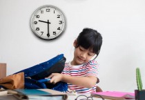 "저녁 9시반 이후엔 숙제금지"…中초교 조치에 학부모 논쟁 가열