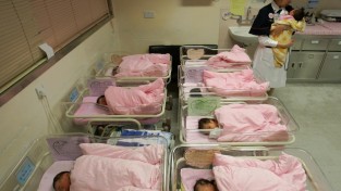 홍콩, 가족 친화적 정책으로 출생률 회복