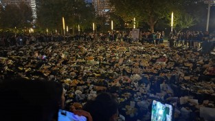 꽃다발과 큰나무 사진…눌러도 꺾이지 않는 中리커창 추모 열기