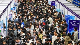 극심한 취업난에 흔한 '오버 스펙'…中선 고교 잡부도 석사 출신