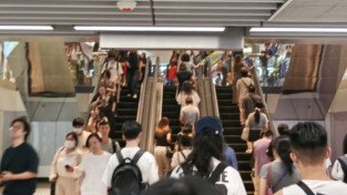 [홍콩뉴스] 중국 본토 방문객, 홍콩 지하철 에스컬레이터 이용 예절 논쟁