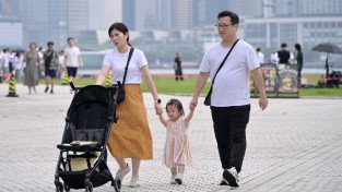 [홍콩뉴스] 출산율 감소 문제 해결위해 출산 추첨제 도입과 휴가 확대 방안 제안