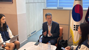 [인터뷰] "불확실한 미래, 성실함과 인간관계가 답이다"… 최강욱 한은 부소장이 청소년들에게 전하는 응원