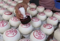 [홍콩뉴스] "1년 동안 곰팡이 안 피면 평안"… 홍콩 청차우섬 '복빵' 2만 개 나눠