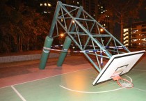 토콰완 농구장 골대 쓰러져 소년 부상