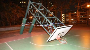 토콰완 농구장 골대 쓰러져 소년 부상