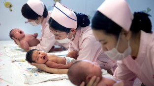 '저출산' 고심하는 中, 내년 '출산 본인부담금 제로' 목표 발표