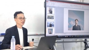 [홍콩한인] “기사는 독자를 향해야 한다” KIS 학생기자단, 홍콩수요저널 편집장 초청 특강