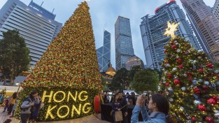 크리스마스 연휴 예상밖 매출 부진 "홍콩인 해외로..방문객은 잠깐"