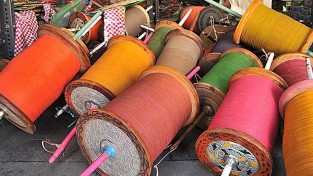 인도서 날카로운 '중국 연줄'에 목 부상 사고 잇따라