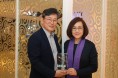 한인요식업협회, 리갈라 스카이시티호텔 김르네 총지배인에 감사패 전달