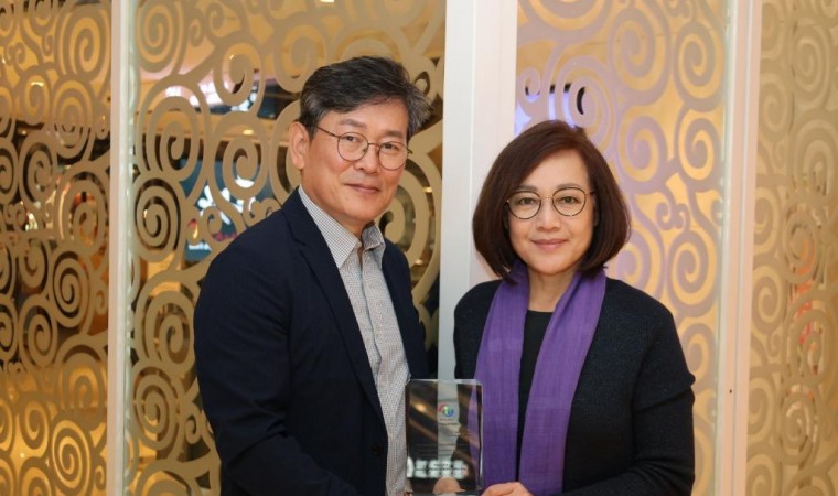 한인요식업협회, 리갈라 스카이시티호텔 김르네 총지배인에 감사패 전달