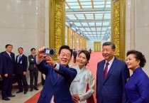 李대통령, '시진핑 선물' 샤오미폰 셀카…"덕분에 인생샷 건져"