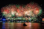 홍콩 5년만에 국경절 불꽃놀이 개최…"43만명 운집"