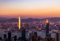 홍콩 경제, 긍정적 신호와 지속적 도전의 교차로